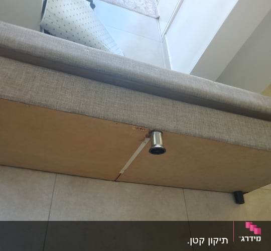 נזק בבסיס עץ ורגל של ספה לפני תיקון